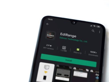 Lod, Israel - 8 Temmuz 2020: Beyaz arkaplanda izole edilmiş siyah bir cep telefonu ekranında Range uygulaması oyun mağazası sayfası. Üst görünüm düzlüğü kopyalama alanı ile yatıyordu.