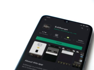 Lod, Israel - 8 Temmuz 2020: Beyaz arkaplanda izole edilmiş siyah bir cep telefonu ekranında Range uygulaması oyun mağazası sayfası. Üst görünüm düzlüğü kopyalama alanı ile yatıyordu.