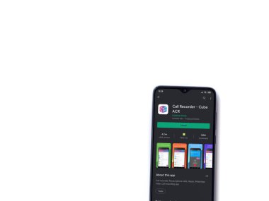 Lod, Israel - 8 Temmuz 2020: Küp ACR uygulama oyun mağazası sayfası beyaz arkaplanda izole edilmiş siyah bir cep telefonu ekranında. Üst görünüm düzlüğü kopyalama alanı ile yatıyordu.
