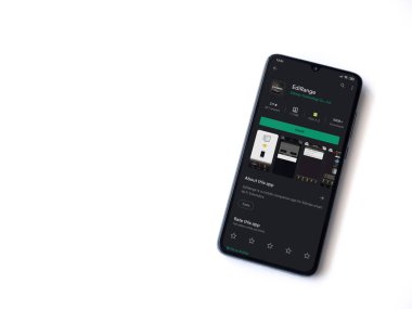 Lod, Israel - 8 Temmuz 2020: Beyaz arkaplanda izole edilmiş siyah bir cep telefonu ekranında Range uygulaması oyun mağazası sayfası. Üst görünüm düzlüğü kopyalama alanı ile yatıyordu.