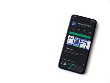 Lod, Israel - 8 Temmuz 2020: Kardeş iPrint & Scan uygulama oyun mağazası sayfası beyaz arkaplanda izole edilmiş siyah bir cep telefonu ekranında. Üst görünüm düzlüğü kopyalama alanı ile yatıyordu.