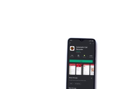 Lod, Israel - 8 Temmuz 2020: Otomatik Arama Kayıt Programı oyun mağazası sayfası beyaz arkaplanda izole edilmiş siyah bir cep telefonu görüntüsü. Üst görünüm düzlüğü kopyalama alanı ile yatıyordu.
