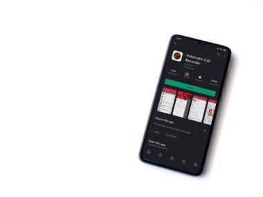 Lod, Israel - 8 Temmuz 2020: Otomatik Arama Kayıt Programı oyun mağazası sayfası beyaz arkaplanda izole edilmiş siyah bir cep telefonu görüntüsü. Üst görünüm düzlüğü kopyalama alanı ile yatıyordu.