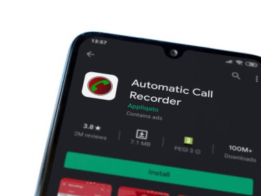 Lod, Israel - 8 Temmuz 2020: Otomatik Arama Kayıt Programı oyun mağazası sayfası beyaz arkaplanda izole edilmiş siyah bir cep telefonu görüntüsü. Üst görünüm düzlüğü kopyalama alanı ile yatıyordu.