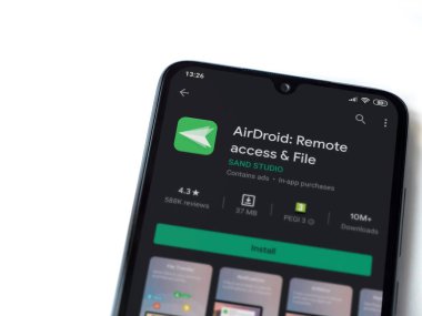 Lod, Israel - 8 Temmuz 2020: Airdroid uygulama oyun mağazası sayfası beyaz arkaplanda izole edilmiş siyah bir cep telefonu ekranında. Üst görünüm düzlüğü kopyalama alanı ile yatıyordu.