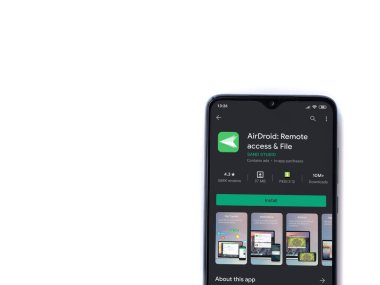 Lod, Israel - 8 Temmuz 2020: Airdroid uygulama oyun mağazası sayfası beyaz arkaplanda izole edilmiş siyah bir cep telefonu ekranında. Üst görünüm düzlüğü kopyalama alanı ile yatıyordu.