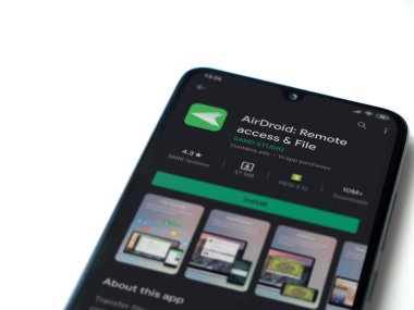 Lod, Israel - 8 Temmuz 2020: Airdroid uygulama oyun mağazası sayfası beyaz arkaplanda izole edilmiş siyah bir cep telefonu ekranında. Üst görünüm düzlüğü kopyalama alanı ile yatıyordu.