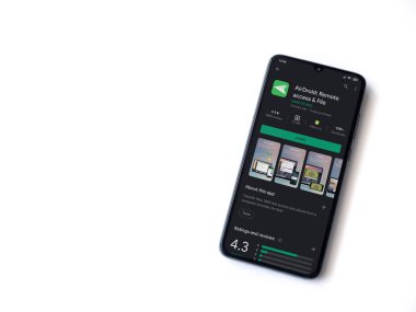 Lod, Israel - 8 Temmuz 2020: Airdroid uygulama oyun mağazası sayfası beyaz arkaplanda izole edilmiş siyah bir cep telefonu ekranında. Üst görünüm düzlüğü kopyalama alanı ile yatıyordu.