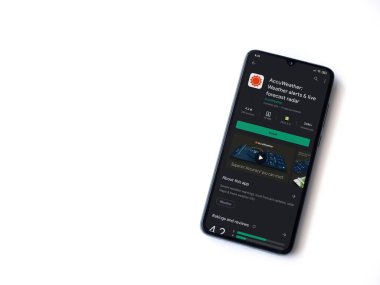 Lod, Israel - 8 Temmuz 2020: Accuather uygulaması oyun mağazası sayfası beyaz arkaplanda izole edilmiş siyah bir cep telefonu ekranında. Üst görünüm düzlüğü kopyalama alanı ile yatıyordu.