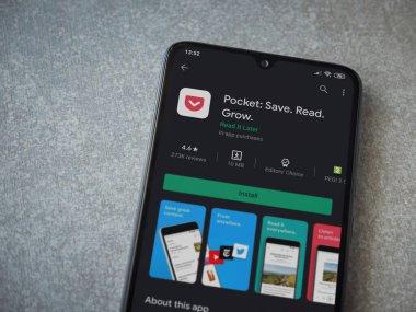 Lod, Israel - 8 Temmuz 2020: Seramik taş zemin üzerinde siyah bir cep telefonu ekranında cep telefonu uygulaması oyun mağazası sayfası. Üst görünüm düzlüğü kopyalama alanı ile yatıyordu.