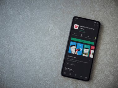 Lod, Israel - 8 Temmuz 2020: Seramik taş zemin üzerinde siyah bir cep telefonu ekranında cep telefonu uygulaması oyun mağazası sayfası. Üst görünüm düzlüğü kopyalama alanı ile yatıyordu.