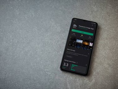 Lod, Israel - 8 Temmuz 2020: Panasonic Image App uygulama oyun mağazası sayfası seramik taş zemin üzerinde siyah bir cep telefonu görüntüsü. Üst görünüm düzlüğü kopyalama alanı ile yatıyordu.