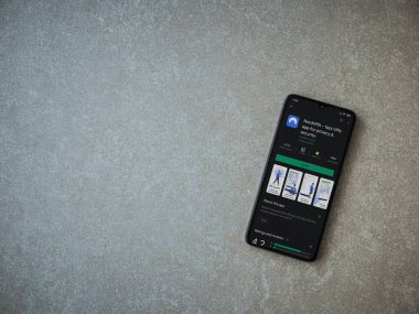 Lod, Israel - 8 Temmuz 2020: NordVPN uygulama oyun mağazası sayfası seramik taş zemin üzerinde siyah bir cep telefonu görüntüsü. Üst görünüm düzlüğü kopyalama alanı ile yatıyordu.