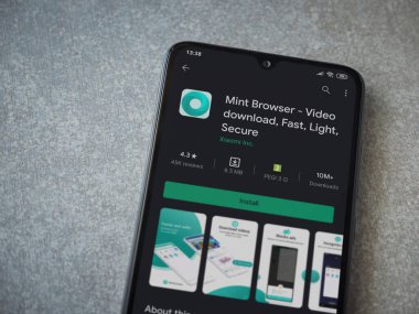 Lod, Israel - 8 Temmuz 2020: Naneli Tarayıcı uygulama oyun mağazası sayfası seramik taş zemin üzerinde siyah bir cep telefonu görüntüsü. Üst görünüm düzlüğü kopyalama alanı ile yatıyordu.