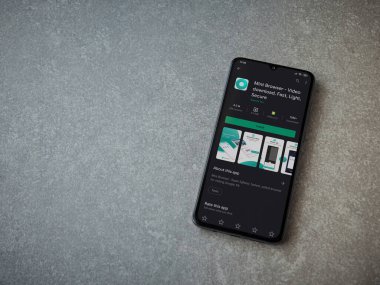 Lod, Israel - 8 Temmuz 2020: Naneli Tarayıcı uygulama oyun mağazası sayfası seramik taş zemin üzerinde siyah bir cep telefonu görüntüsü. Üst görünüm düzlüğü kopyalama alanı ile yatıyordu.