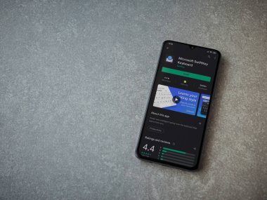 Lod, Israel - 8 Temmuz 2020: Microsoft SwiftKey Klavye uygulama oyun sayfası seramik taş zemin üzerinde siyah bir cep telefonu görüntüsü. Üst görünüm düzlüğü kopyalama alanı ile yatıyordu.