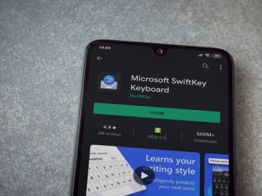 Lod, Israel - 8 Temmuz 2020: Microsoft SwiftKey Klavye uygulama oyun sayfası seramik taş zemin üzerinde siyah bir cep telefonu görüntüsü. Üst görünüm düzlüğü kopyalama alanı ile yatıyordu.
