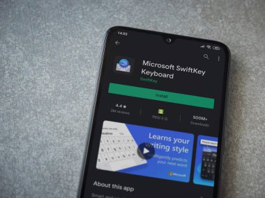 Lod, Israel - 8 Temmuz 2020: Microsoft SwiftKey Klavye uygulama oyun sayfası seramik taş zemin üzerinde siyah bir cep telefonu görüntüsü. Üst görünüm düzlüğü kopyalama alanı ile yatıyordu.