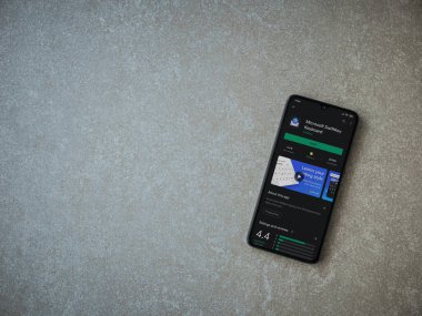 Lod, Israel - 8 Temmuz 2020: Microsoft SwiftKey Klavye uygulama oyun sayfası seramik taş zemin üzerinde siyah bir cep telefonu görüntüsü. Üst görünüm düzlüğü kopyalama alanı ile yatıyordu.