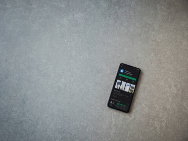 Lod, Israel - 8 Temmuz 2020: Microsoft Authenticator uygulama oyun mağazası sayfası seramik taş zemin üzerinde siyah bir cep telefonu görüntüsü. Üst görünüm düzlüğü kopyalama alanı ile yatıyordu.