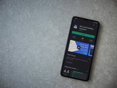 Lod, Israel - 8 Temmuz 2020: Microsoft SwiftKey Klavye uygulama oyun sayfası seramik taş zemin üzerinde siyah bir cep telefonu görüntüsü. Üst görünüm düzlüğü kopyalama alanı ile yatıyordu.