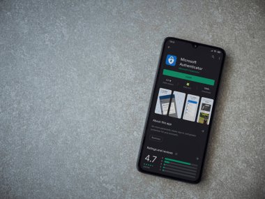 Lod, Israel - 8 Temmuz 2020: Microsoft Authenticator uygulama oyun mağazası sayfası seramik taş zemin üzerinde siyah bir cep telefonu görüntüsü. Üst görünüm düzlüğü kopyalama alanı ile yatıyordu.