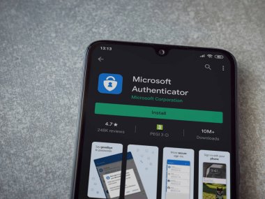 Lod, Israel - 8 Temmuz 2020: Microsoft Authenticator uygulama oyun mağazası sayfası seramik taş zemin üzerinde siyah bir cep telefonu görüntüsü. Üst görünüm düzlüğü kopyalama alanı ile yatıyordu.