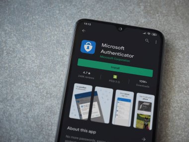 Lod, Israel - 8 Temmuz 2020: Microsoft Authenticator uygulama oyun mağazası sayfası seramik taş zemin üzerinde siyah bir cep telefonu görüntüsü. Üst görünüm düzlüğü kopyalama alanı ile yatıyordu.