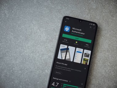 Lod, Israel - 8 Temmuz 2020: Microsoft Authenticator uygulama oyun mağazası sayfası seramik taş zemin üzerinde siyah bir cep telefonu görüntüsü. Üst görünüm düzlüğü kopyalama alanı ile yatıyordu.