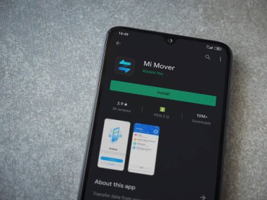 Lod, Israel - 8 Temmuz 2020: Mi Mover uygulama oyun mağazası sayfası seramik taş zemin üzerinde siyah bir cep telefonu ekranında. Üst görünüm düzlüğü kopyalama alanı ile yatıyordu.