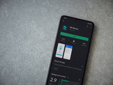 Lod, Israel - 8 Temmuz 2020: Mi Mover uygulama oyun mağazası sayfası seramik taş zemin üzerinde siyah bir cep telefonu ekranında. Üst görünüm düzlüğü kopyalama alanı ile yatıyordu.
