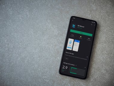 Lod, Israel - 8 Temmuz 2020: Mi Mover uygulama oyun mağazası sayfası seramik taş zemin üzerinde siyah bir cep telefonu ekranında. Üst görünüm düzlüğü kopyalama alanı ile yatıyordu.