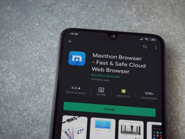 Lod, Israel - 8 Temmuz 2020: Maxthon Tarayıcı uygulama oyun mağazası sayfası seramik taş zemin üzerinde siyah bir cep telefonu görüntüsü. Üst görünüm düzlüğü kopyalama alanı ile yatıyordu.