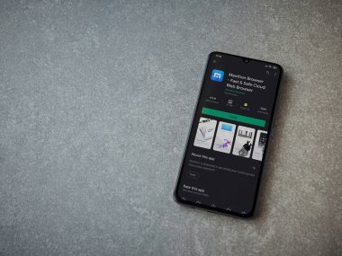 Lod, Israel - 8 Temmuz 2020: Maxthon Tarayıcı uygulama oyun mağazası sayfası seramik taş zemin üzerinde siyah bir cep telefonu görüntüsü. Üst görünüm düzlüğü kopyalama alanı ile yatıyordu.