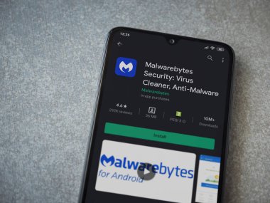 Lod, Israel - 8 Temmuz 2020: Malwarebytes Security uygulama oyun mağazası sayfası seramik taş zemin üzerinde siyah bir cep telefonu görüntüsü. Üst görünüm düzlüğü kopyalama alanı ile yatıyordu.