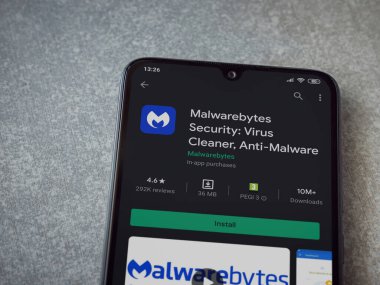 Lod, Israel - 8 Temmuz 2020: Malwarebytes Security uygulama oyun mağazası sayfası seramik taş zemin üzerinde siyah bir cep telefonu görüntüsü. Üst görünüm düzlüğü kopyalama alanı ile yatıyordu.