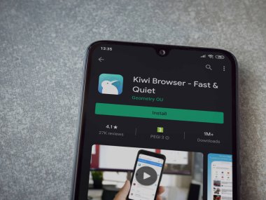 Lod, Israel - 8 Temmuz 2020: Kiwi Tarayıcı uygulama oyun mağazası sayfası seramik taş zemin üzerinde siyah bir cep telefonu görüntüsü. Üst görünüm düzlüğü kopyalama alanı ile yatıyordu.