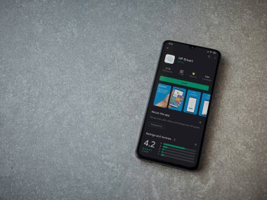 Lod, Israel - 8 Temmuz 2020: HP Smart uygulama oyun mağazası sayfası seramik taş zemin üzerinde siyah bir cep telefonu görüntüsü. Üst görünüm düzlüğü kopyalama alanı ile yatıyordu.
