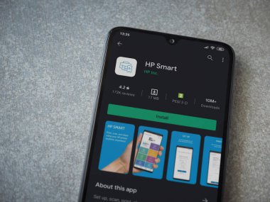 Lod, Israel - 8 Temmuz 2020: HP Smart uygulama oyun mağazası sayfası seramik taş zemin üzerinde siyah bir cep telefonu görüntüsü. Üst görünüm düzlüğü kopyalama alanı ile yatıyordu.