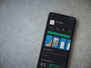 Lod, Israel - 8 Temmuz 2020: HP Smart uygulama oyun mağazası sayfası seramik taş zemin üzerinde siyah bir cep telefonu görüntüsü. Üst görünüm düzlüğü kopyalama alanı ile yatıyordu.
