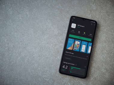 Lod, Israel - 8 Temmuz 2020: HP Smart uygulama oyun mağazası sayfası seramik taş zemin üzerinde siyah bir cep telefonu görüntüsü. Üst görünüm düzlüğü kopyalama alanı ile yatıyordu.