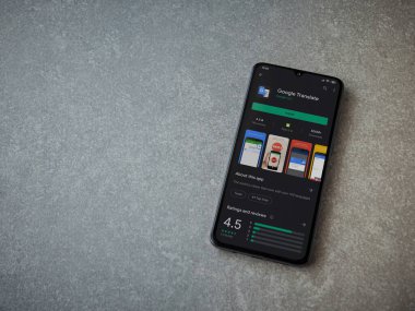 Lod, Israel - 8 Temmuz 2020: Google Applate playshop sayfası seramik taş zemin üzerinde siyah bir cep telefonu ekranında. Üst görünüm düzlüğü kopyalama alanı ile yatıyordu.