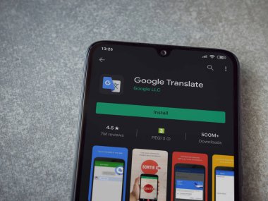 Lod, Israel - 8 Temmuz 2020: Google Applate playshop sayfası seramik taş zemin üzerinde siyah bir cep telefonu ekranında. Üst görünüm düzlüğü kopyalama alanı ile yatıyordu.