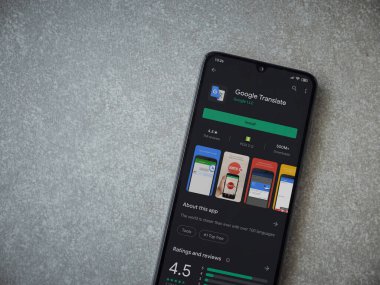 Lod, Israel - 8 Temmuz 2020: Google Applate playshop sayfası seramik taş zemin üzerinde siyah bir cep telefonu ekranında. Üst görünüm düzlüğü kopyalama alanı ile yatıyordu.