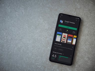 Lod, Israel - 8 Temmuz 2020: Google Applate playshop sayfası seramik taş zemin üzerinde siyah bir cep telefonu ekranında. Üst görünüm düzlüğü kopyalama alanı ile yatıyordu.