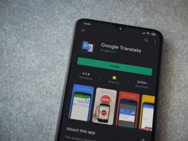 Lod, Israel - 8 Temmuz 2020: Google Applate playshop sayfası seramik taş zemin üzerinde siyah bir cep telefonu ekranında. Üst görünüm düzlüğü kopyalama alanı ile yatıyordu.