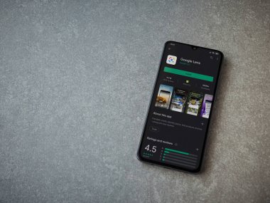 Lod, Israel - 8 Temmuz 2020: Google Lens uygulaması oyun mağazası sayfası seramik taş zemin üzerinde siyah bir cep telefonu görüntüsü. Üst görünüm düzlüğü kopyalama alanı ile yatıyordu.