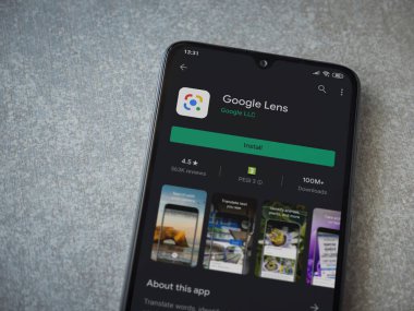Lod, Israel - 8 Temmuz 2020: Google Lens uygulaması oyun mağazası sayfası seramik taş zemin üzerinde siyah bir cep telefonu görüntüsü. Üst görünüm düzlüğü kopyalama alanı ile yatıyordu.