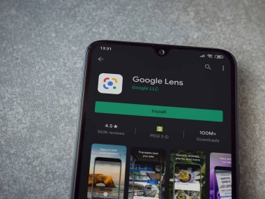 Lod, Israel - 8 Temmuz 2020: Google Lens uygulaması oyun mağazası sayfası seramik taş zemin üzerinde siyah bir cep telefonu görüntüsü. Üst görünüm düzlüğü kopyalama alanı ile yatıyordu.