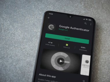 Lod, Israel - 8 Temmuz 2020: Google Authenticator uygulama oyun mağazası sayfası seramik taş zemin üzerinde siyah bir cep telefonu görüntüsü. Üst görünüm düzlüğü kopyalama alanı ile yatıyordu.